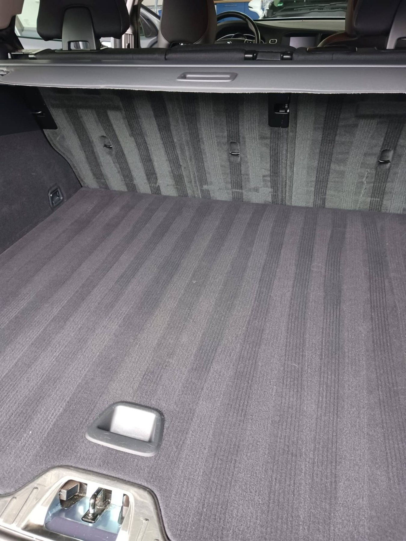 Gereinigde kofferbak met schone bekleding