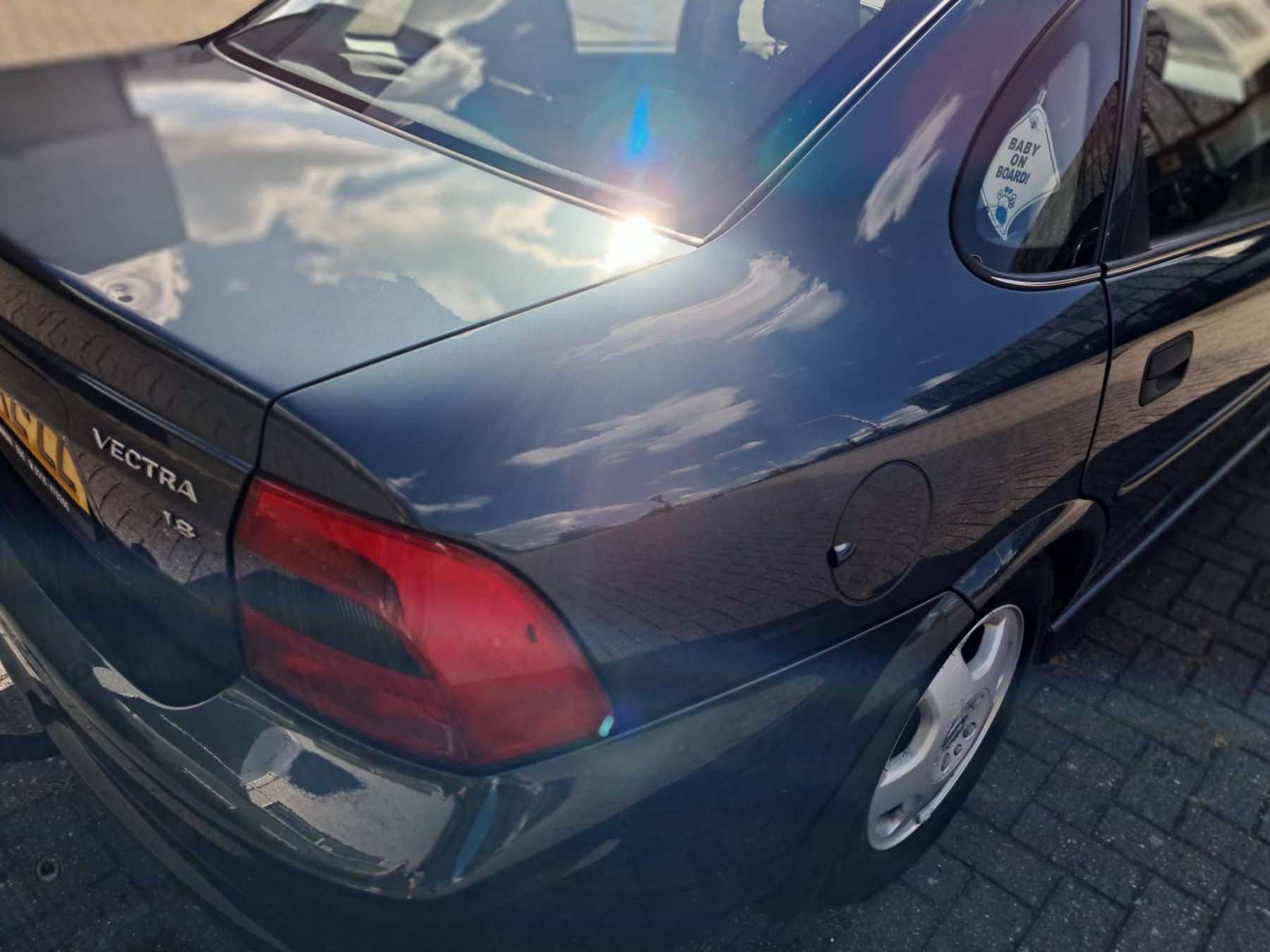 Diepglanzende lak op de achterzijde van een donkerblauwe Opel Vectra