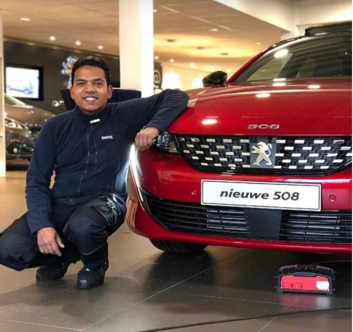 David Duijn naast een nieuwe Peugeot 508 in de showroom