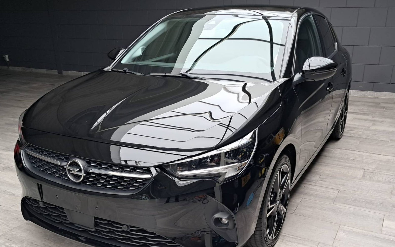 Verkoopklare zwarte Opel Corsa in de showroom