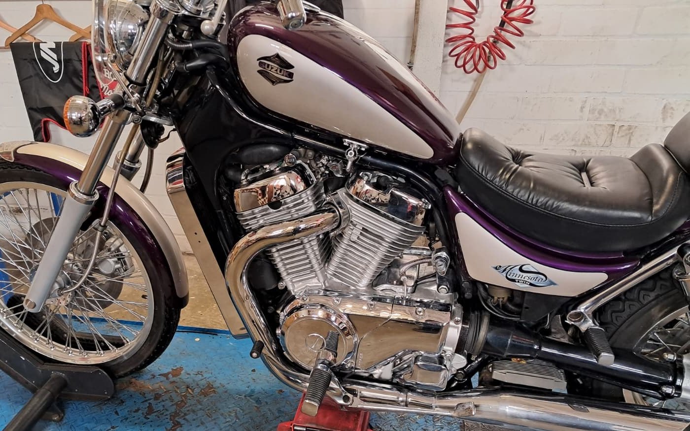 Verzorgde motor met glanzend chroom en lak, klaar voor verkoop