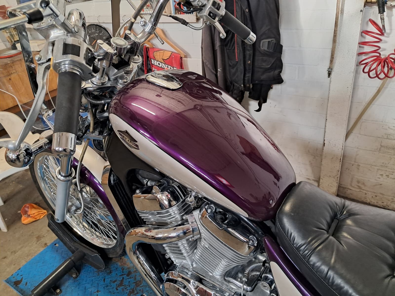 Glanzende paarse tank van een motor na lakbehandeling