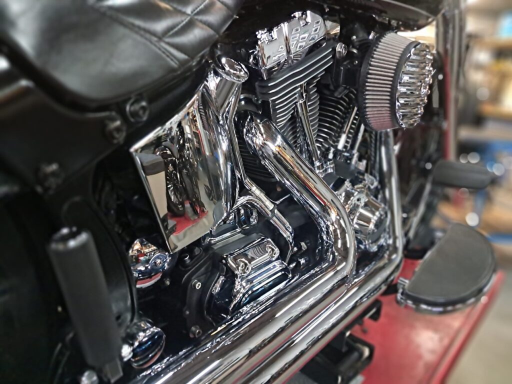 Gepolijste chromen uitlaatbochten en luchtfilter van een Harley-Davidson