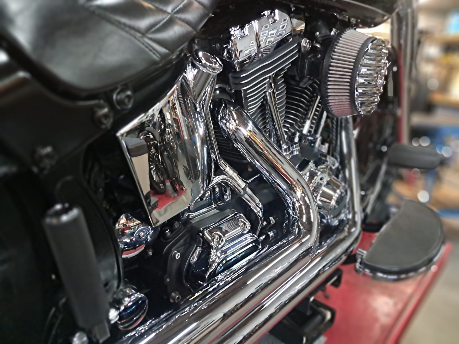 Gepolijste chromen uitlaatbochten en luchtfilter van een Harley-Davidson