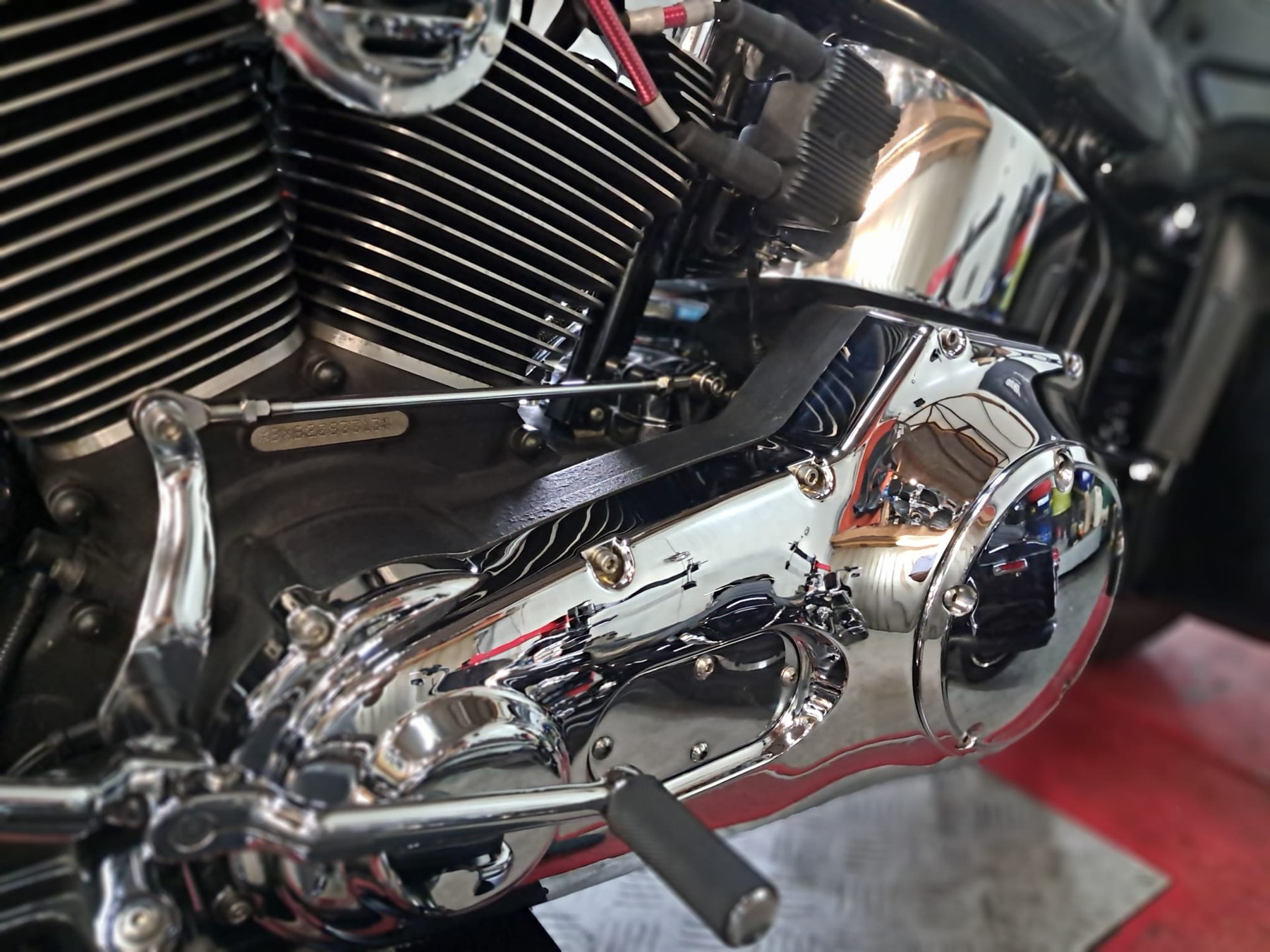 Spiegelend chromen motorblok van een Harley-Davidson