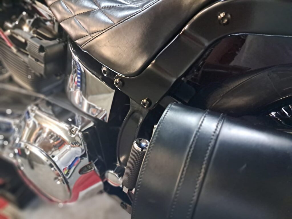 Zadel, zijtas en chromen afwerking van een motor