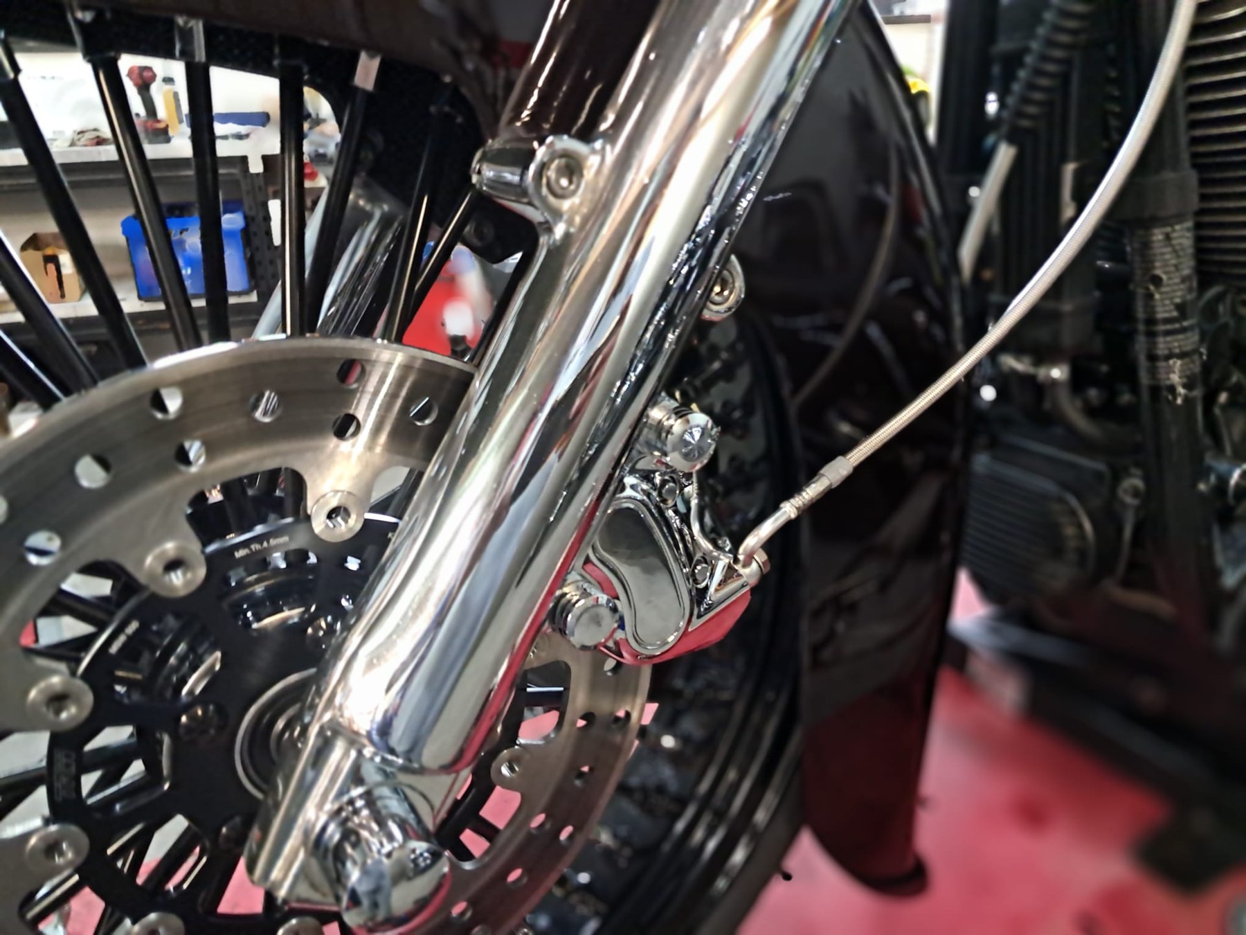 Voorvork, remklauw en remschijf van een motor, verzorgd tot in detail